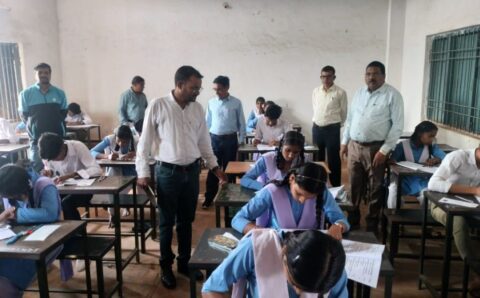 जिला शिक्षा अधिकारी ने किया स्कूल मे आकस्मिक निरीक्षण…