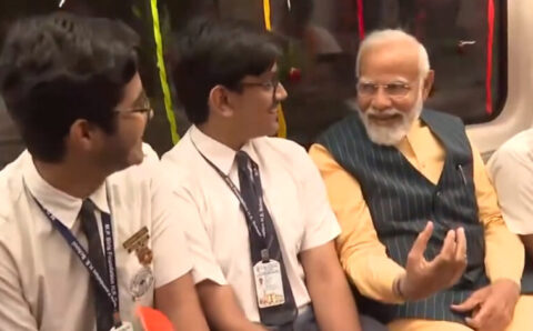 स्कूली छात्रों ने पीएम मोदी के साथ किया देश की पहली अंडर वॉटर मेट्रो का सफर…