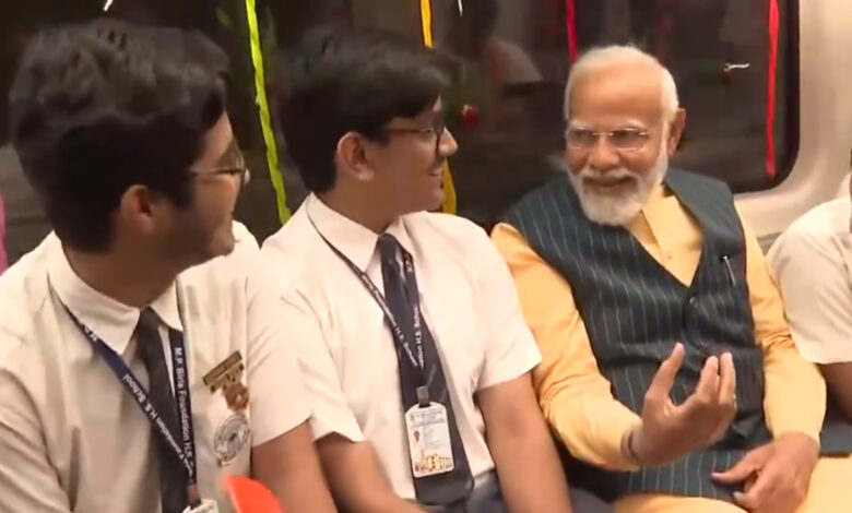 स्कूली छात्रों ने पीएम मोदी के साथ किया देश की पहली अंडर वॉटर मेट्रो का सफर…