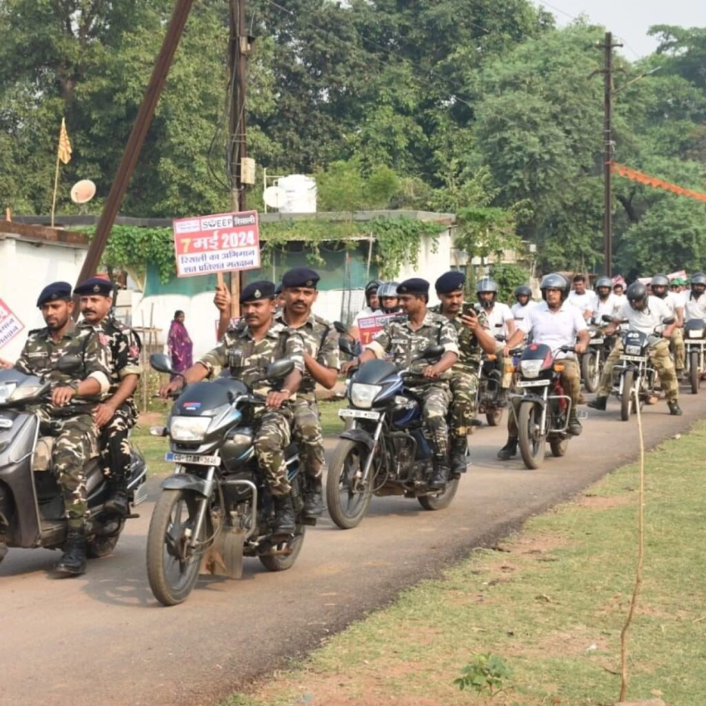 मतदाता जागरूक के लिए एक किलोमीटर लंबी बाइक रैली, मानव श्रृंखला बनाकर मतदान करने दिया संदेश