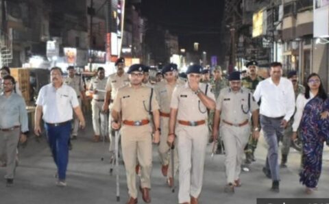 पुलिस अधिकारियों और जवानो ने शांतिपूर्ण मतदान करने की जागरूकता के उद्देश्य से किया फ्लेग मार्च…