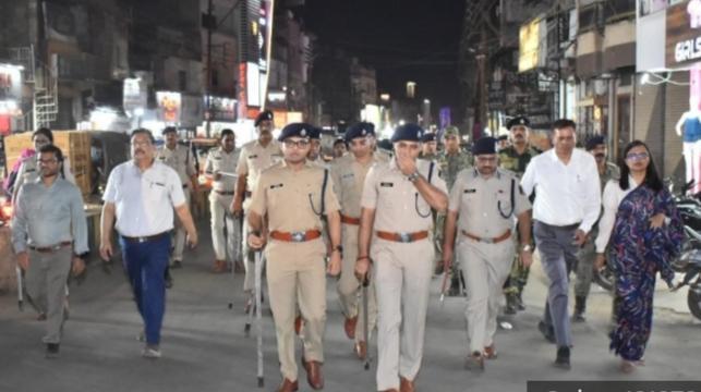 पुलिस अधिकारियों और जवानो ने शांतिपूर्ण मतदान करने की जागरूकता के उद्देश्य से किया फ्लेग मार्च…