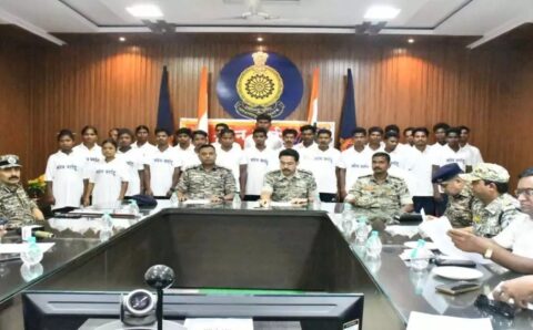 सुरक्षाबलों की कारवाही से 26 नक्सलियों ने दंतेवाड़ मे किया सरेंडर…