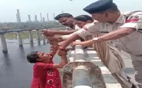 नदी में जैसेही नाबालिक ने लगया छलांग..!!पुलिस ने सूझ भुझ दिखते हुए बचाई जन…