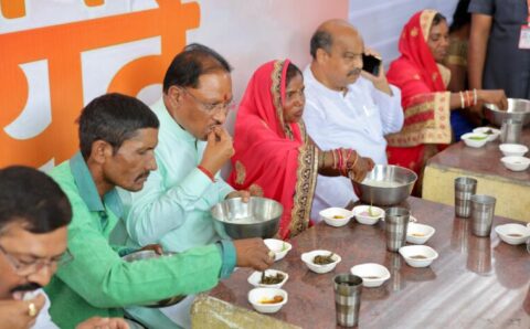 विष्णु देव साय ने अंतर्राष्ट्रीय श्रमिक दिवस पे श्रमिको के साथ खाया बोरे बासी…