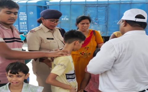 चलती ट्रेन में हीट स्‍ट्रोक की चपेट में आने से दो बच्‍चे हुए बेहोश…