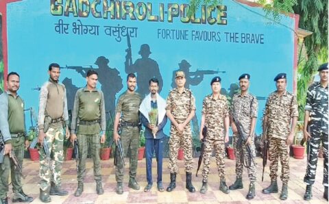 2 लाख का इनामी नक्सली हिंसा के जीवन से तंग आ कर किया आत्मसमर्पण…