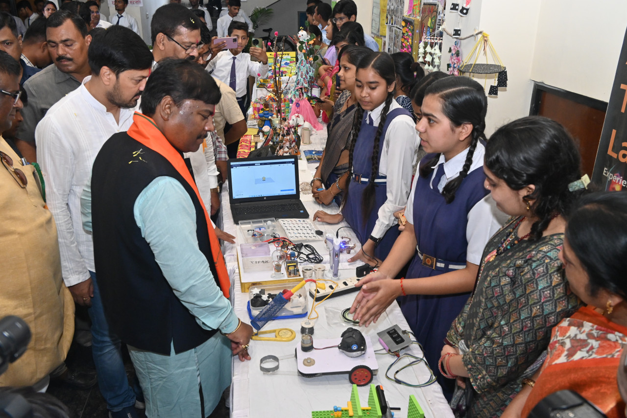 बच्चों में शिक्षा ग्रहण करने की अपार शक्ति, लगन और ईमानदारी से करें मां-बाप के सपनों को साकार…