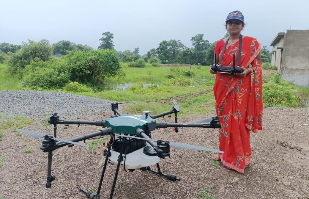 घरेलू काम के संग निरूपा साहू उड़ाती है अब ड्रोन,गांव में कहलाती है ड्रोन वाली दीदी