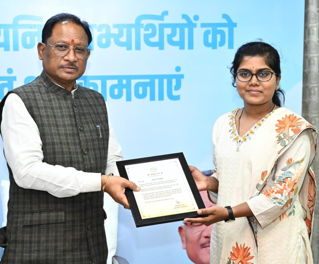 सीजीपीएससी की परीक्षा पास कर किसान की बेटी किरण राजपूत बनी अधिकारी, पिता गजेंद्र राजपूत ने सीएम को दिया श्रेय, कहा…