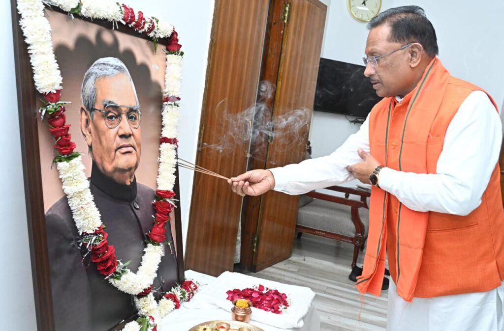 मुख्यमंत्री साय ने पूर्व प्रधानमंत्री भारत रत्न श्री अटल बिहारी वाजपेयी के जन्मदिन पर उन्हें नमन किया