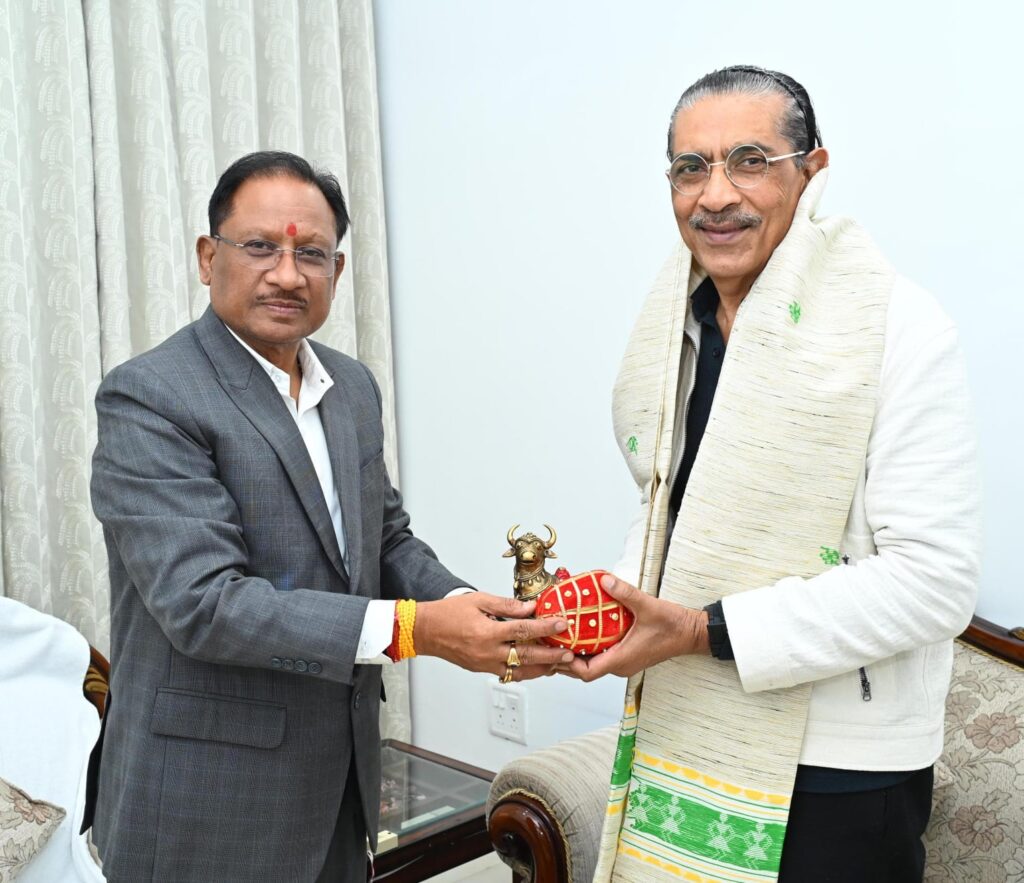 सीएम साय से सुप्रसिद्ध फिल्म निर्माता एवं निर्देशक प्रकाश झा ने की सौजन्य मुलाकात