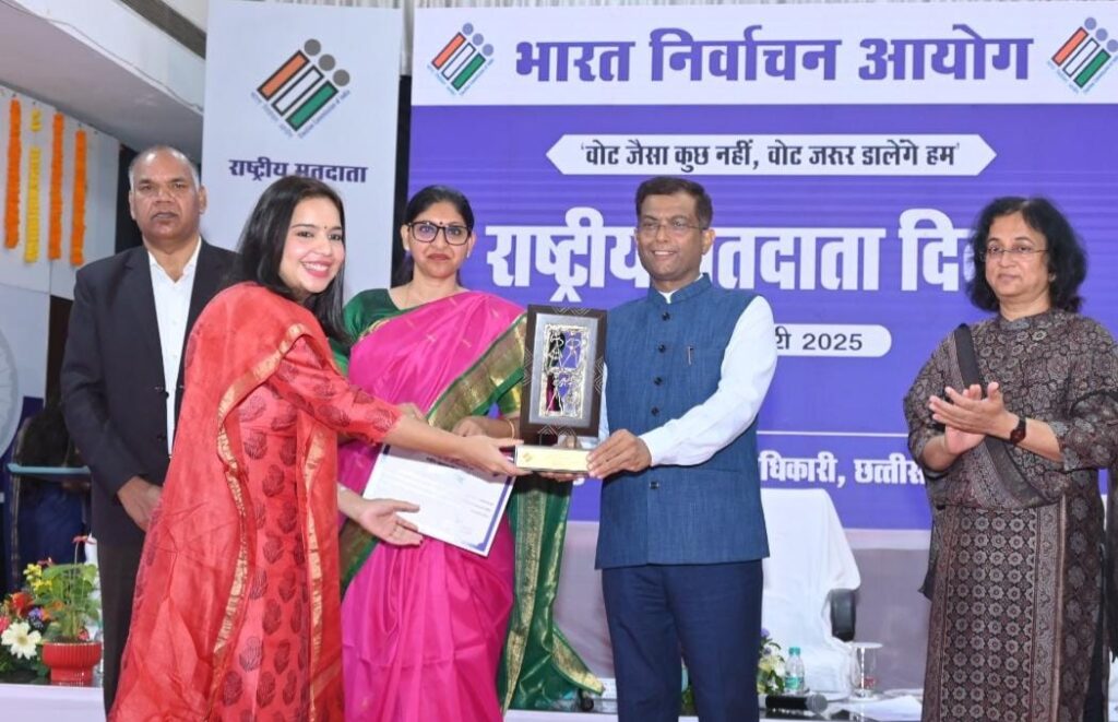 निर्वाचन कार्यों में उत्कृष्ट योगदान देने वाले अधिकारी-कर्मचारी हुए सम्मानित, अजय कुमार सिंह ने कहा- लोकतंत्र में मतदाताओं की भूमिका है सबसे महत्वपूर्ण