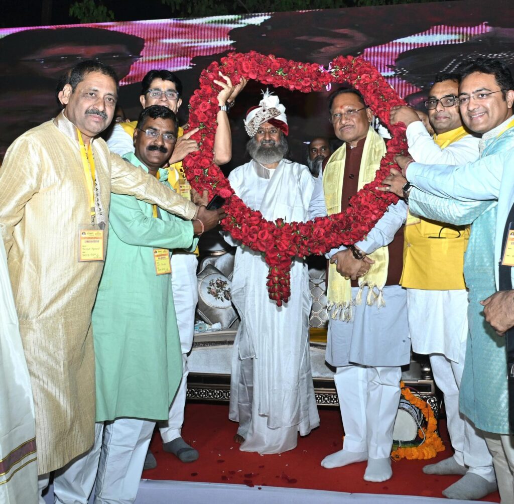 श्रीश्री रविशंकर ने नक्सल विचारधारा से प्रभावित युवाओं से विकास की मुख्यधारा में शामिल होने का किया आव्हान, सीएमने कहा…