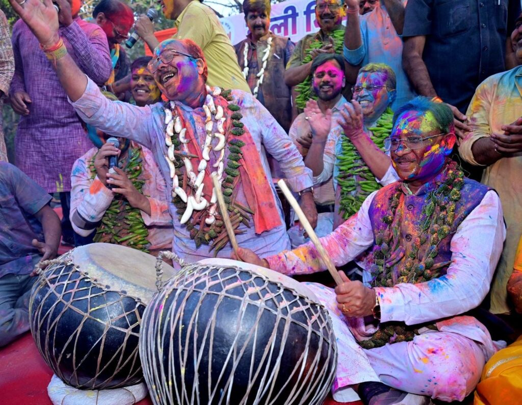 रायपुर प्रेस क्लब होली मिलन में सीएम साय और डिप्टी सीएम अरुण साव ने जमकर बजाया नगाड़ा, भिंडी की माला से हुआ स्वागत