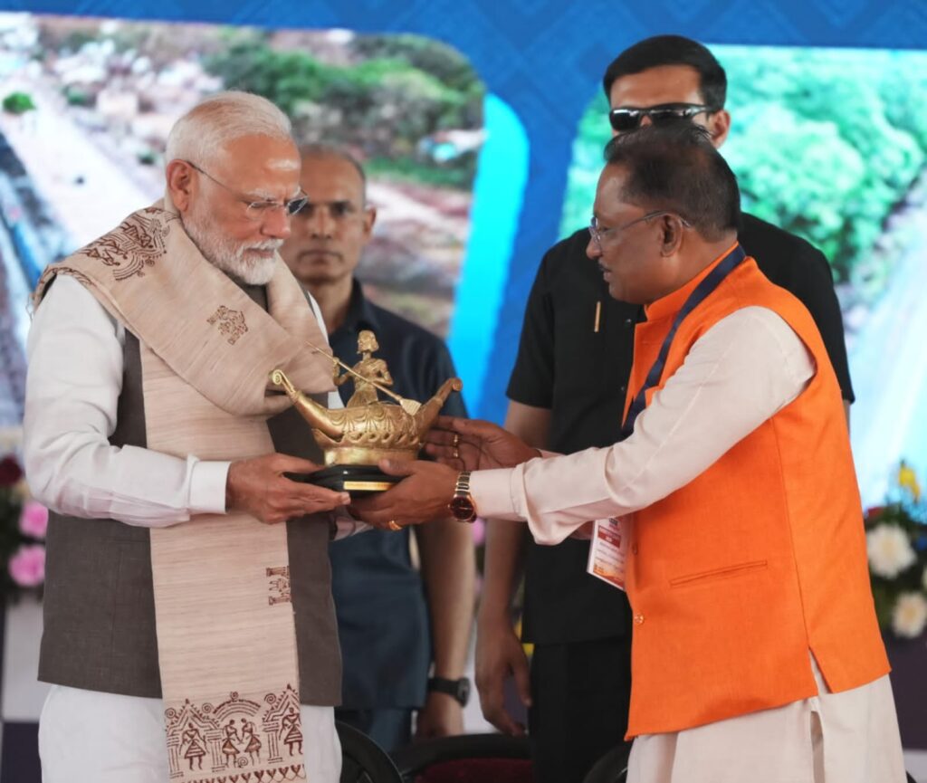 सीएम साय ने पीएम मोदी को “उसुड़” वाद्ययंत्र का मोमेंटो किया भेंट,