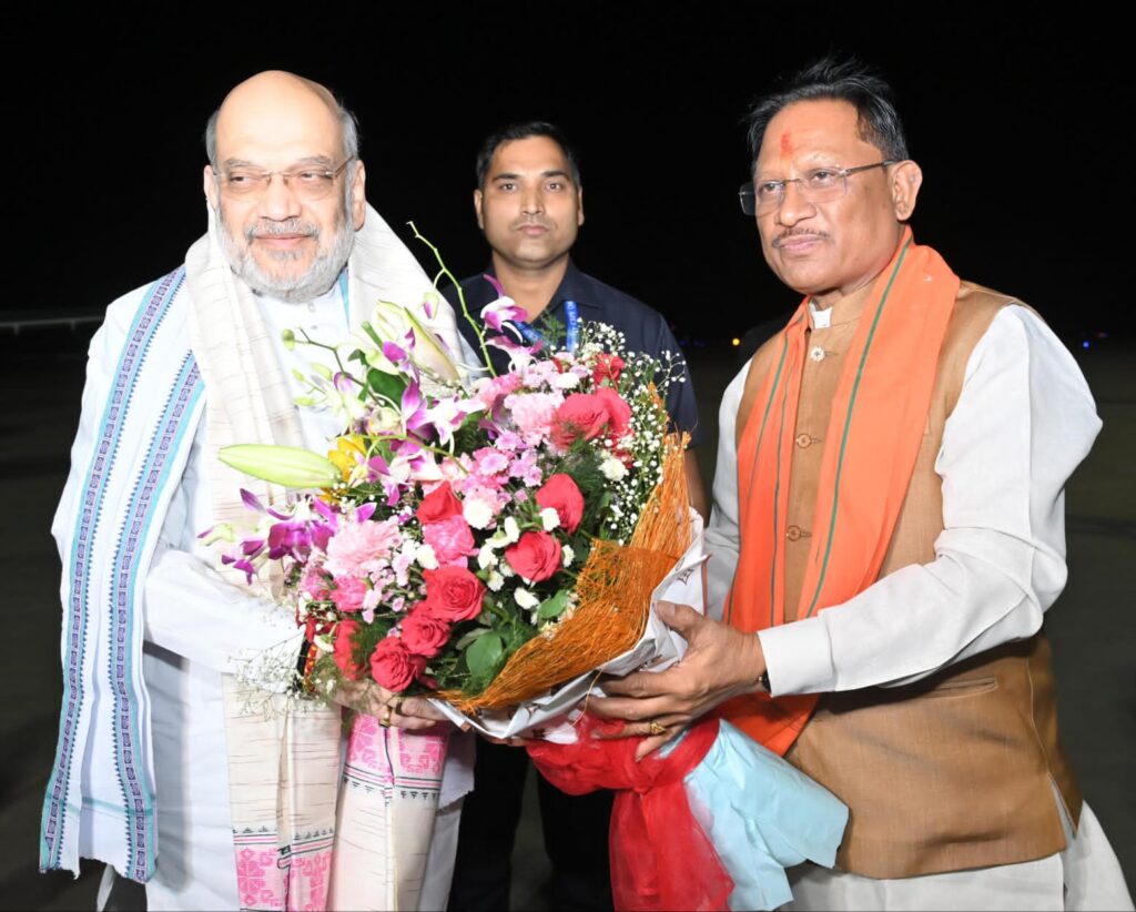 केंद्रीय गृह मंत्री अमित शाह का मुख्यमंत्री साय ने स्वामी विवेकानंद विमानतल पर किया आत्मीय स्वागत