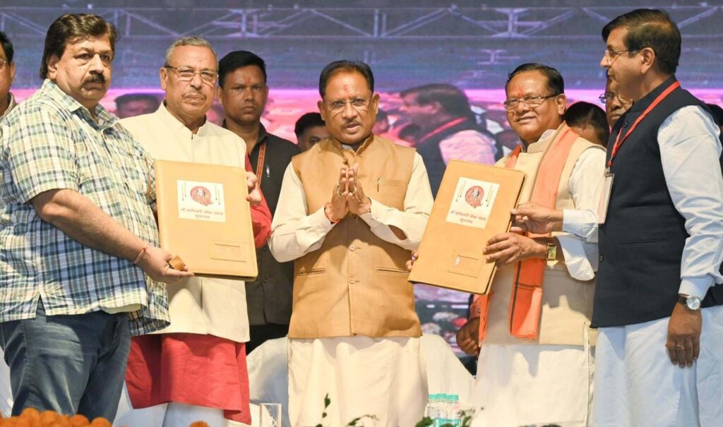 मुख्यमंत्री विष्णु देव साय शामिल हुए कुदरगढ़ महोत्सव के समापन समारोह में