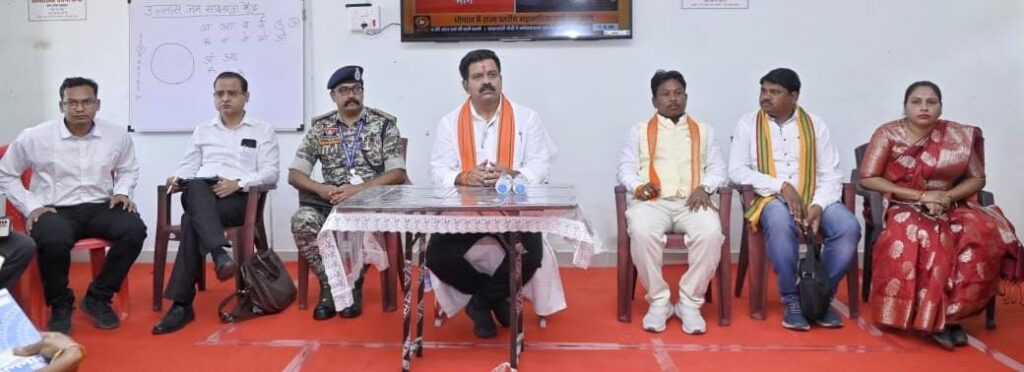 उपमुख्यमंत्री शर्मा ने सुकमा में आत्मसमर्पित नक्सलियों से की चर्चा, राज्य शासन की समस्त योजनाओं के लाभ दिलाने के दिए निर्देश