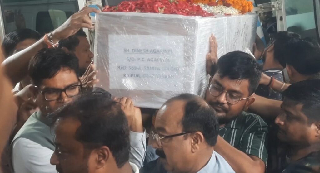 जम्मू कश्मीर आतंकी हमले में मारे गए कारोबारी दिनेश मिरानिया के पार्थिव शरीर पहुँच रायपुर, डिप्टी सीएम, मंत्रियों सहित लोगों ने दी श्रद्धांजलि