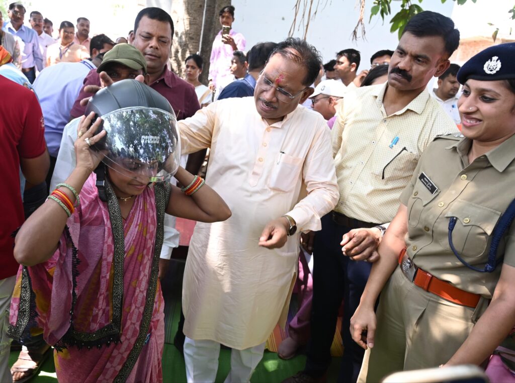 सीएम साय ने चौपाल में अपने हाथों से दो युवाओं को पहनाया हेलमेट, कहा- जान है कीमती, हेलमेट जरूर लगाएं’