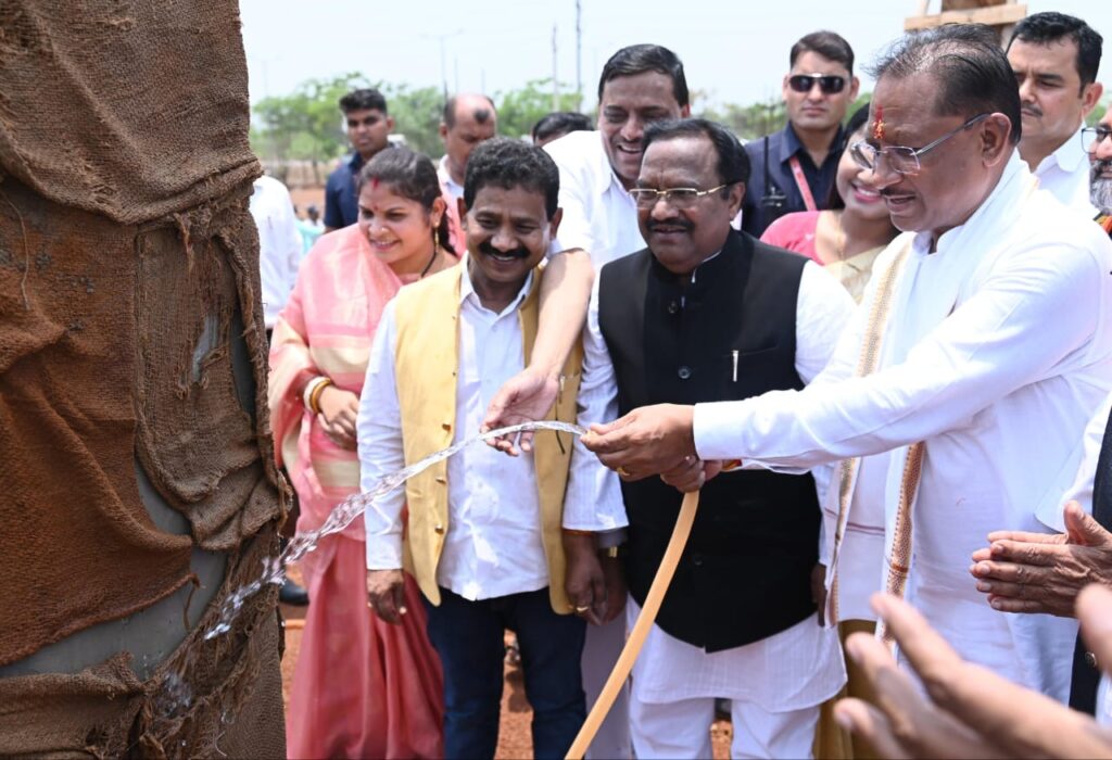 सीएम साय आज अचानक पहुंचे अछोटी,निर्माणाधीन महतारी सदन का लिया जायजा, पानी से की तराई