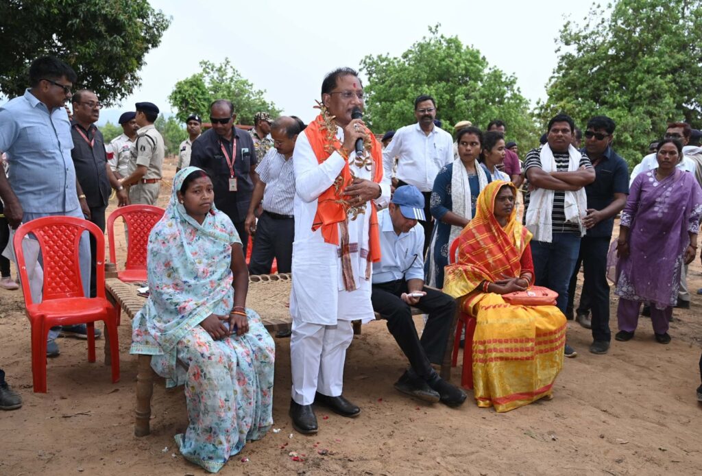 तेज हवाओं के बीच ढोढरीकला में अचानक उतरा मुख्यमंत्री का हेलिकॉप्टर