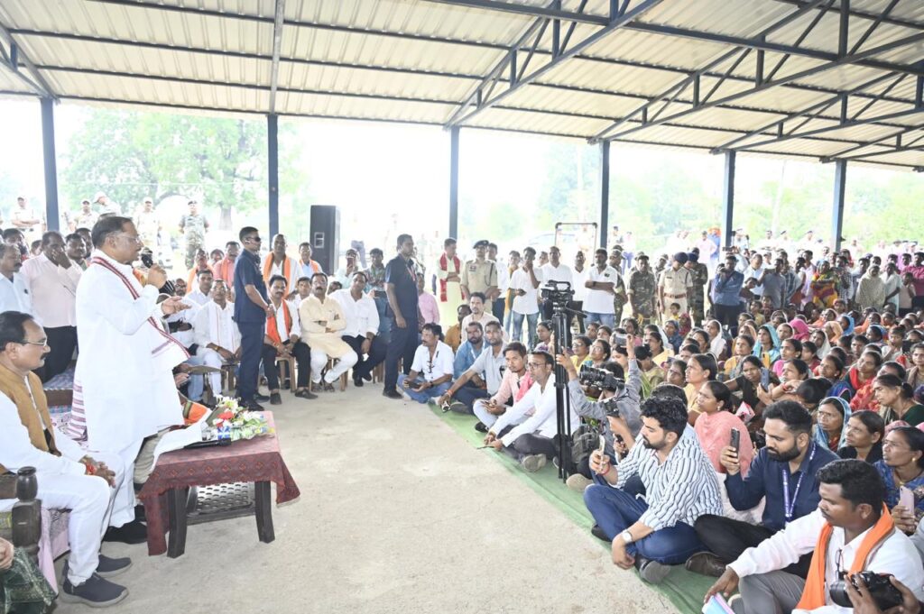 कांकेर जिले के मांदरी गांव में उतरा सीएम साय का उड़नखटोला, ग्रामीणों से किया संवाद, 3.90 करोड़ के विकास कार्य की घोषणा