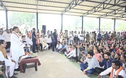 कांकेर जिले के मांदरी गांव में उतरा सीएम साय का उड़नखटोला, ग्रामीणों से किया संवाद, 3.90 करोड़ के विकास कार्य की घोषणा