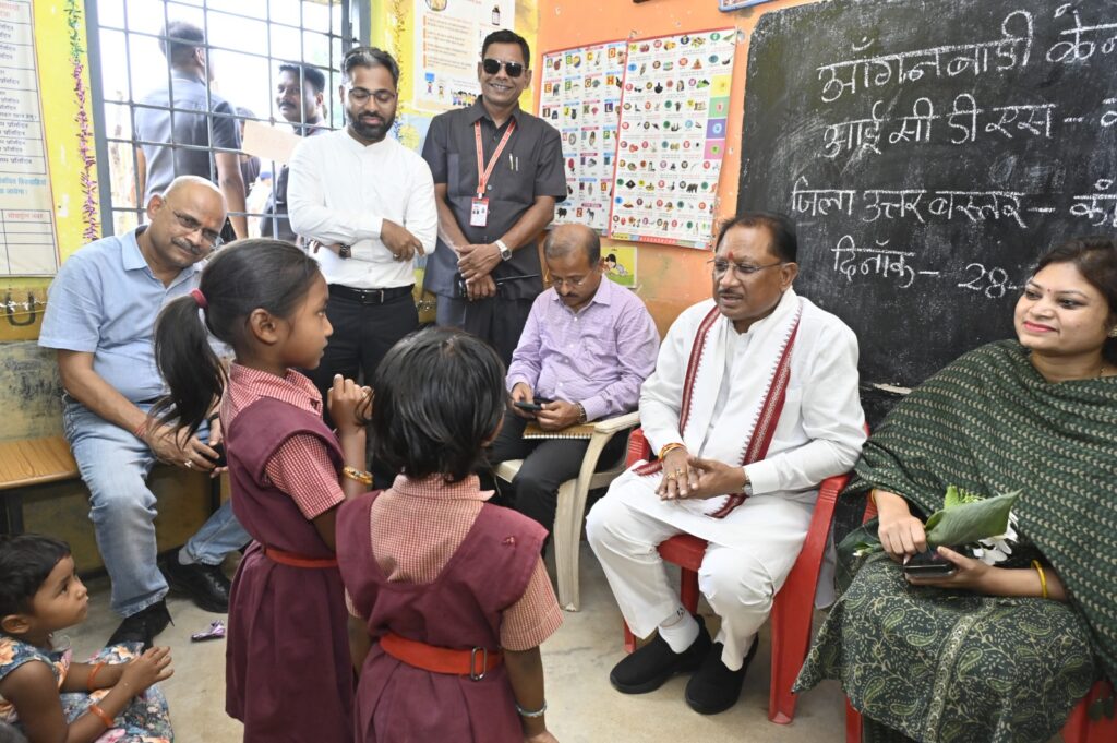 सुशासन तिहार : सीएम साय अचानक पहुंचे आँगनबाड़ी केंद्र, व्यवस्थाओं का लिया जायजा, बच्चों ने सुनाई कविता, उपहार में मिली चाकलेट