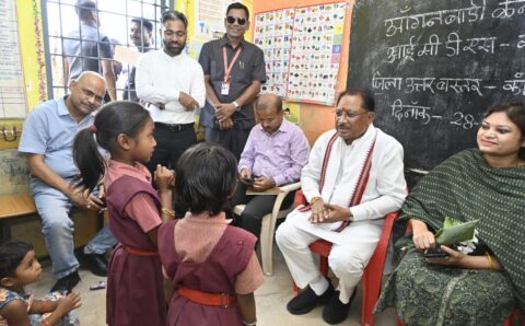 सुशासन तिहार : सीएम साय अचानक पहुंचे आँगनबाड़ी केंद्र, व्यवस्थाओं का लिया जायजा, बच्चों ने सुनाई कविता, उपहार में मिली चाकलेट