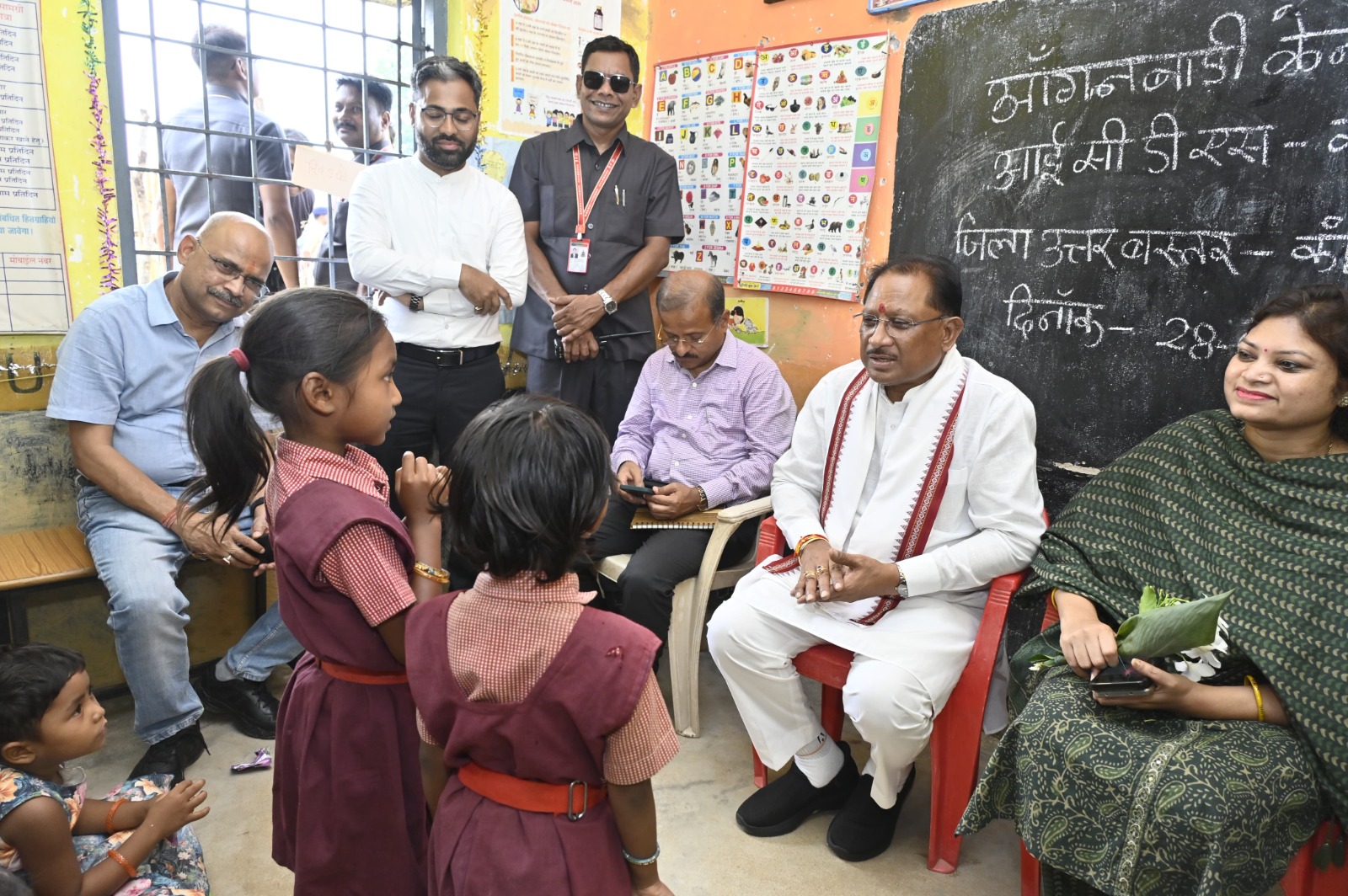 सुशासन तिहार : सीएम साय अचानक पहुंचे आँगनबाड़ी केंद्र, व्यवस्थाओं का लिया जायजा, बच्चों ने सुनाई कविता, उपहार में मिली चाकलेट