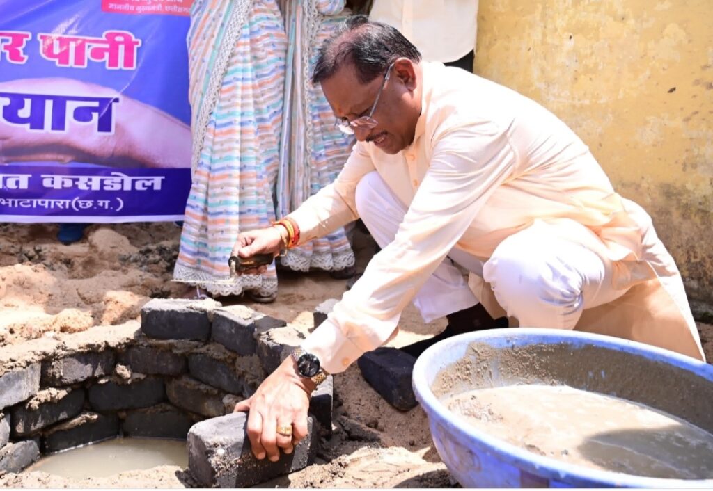 सीएम साय बने राजमिस्त्री, सोखता गड्ढे में की ईंट जोड़ाई, पानी बचाने के लिए जल संचयन वाहिनी के कार्यों की सराहना