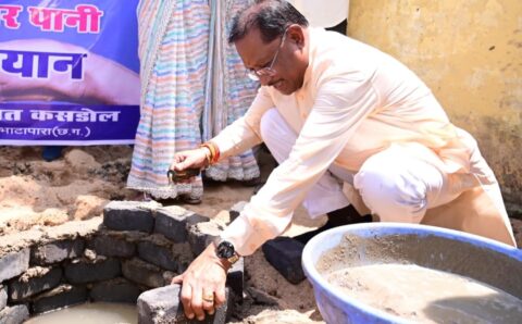 सीएम साय बने राजमिस्त्री, सोखता गड्ढे में की ईंट जोड़ाई, पानी बचाने के लिए जल संचयन वाहिनी के कार्यों की सराहना