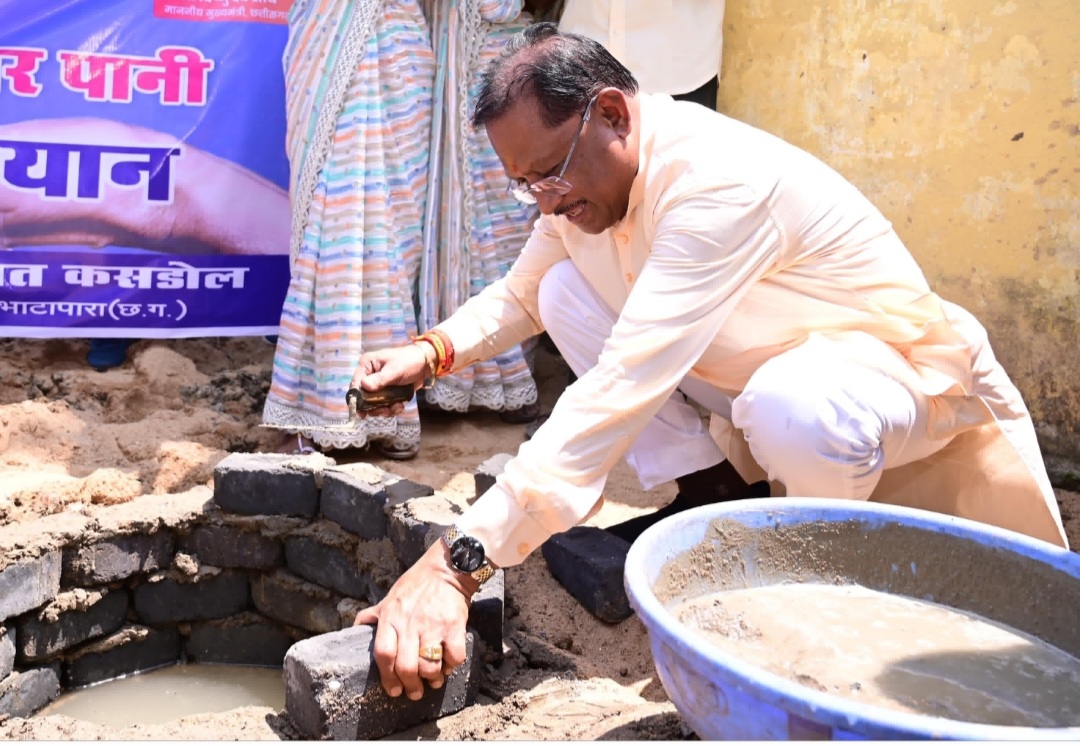 सीएम साय बने राजमिस्त्री, सोखता गड्ढे में की ईंट जोड़ाई, पानी बचाने के लिए जल संचयन वाहिनी के कार्यों की सराहना