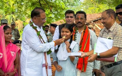 सीएम साय  पहुचे दंतेवाड़ा जिले के ग्राम मुलेर, 10वीं बोर्ड परीक्षा में 9वां स्थान प्राप्त छात्रा रमशिला  को खिलाई मिठाई, कहा…