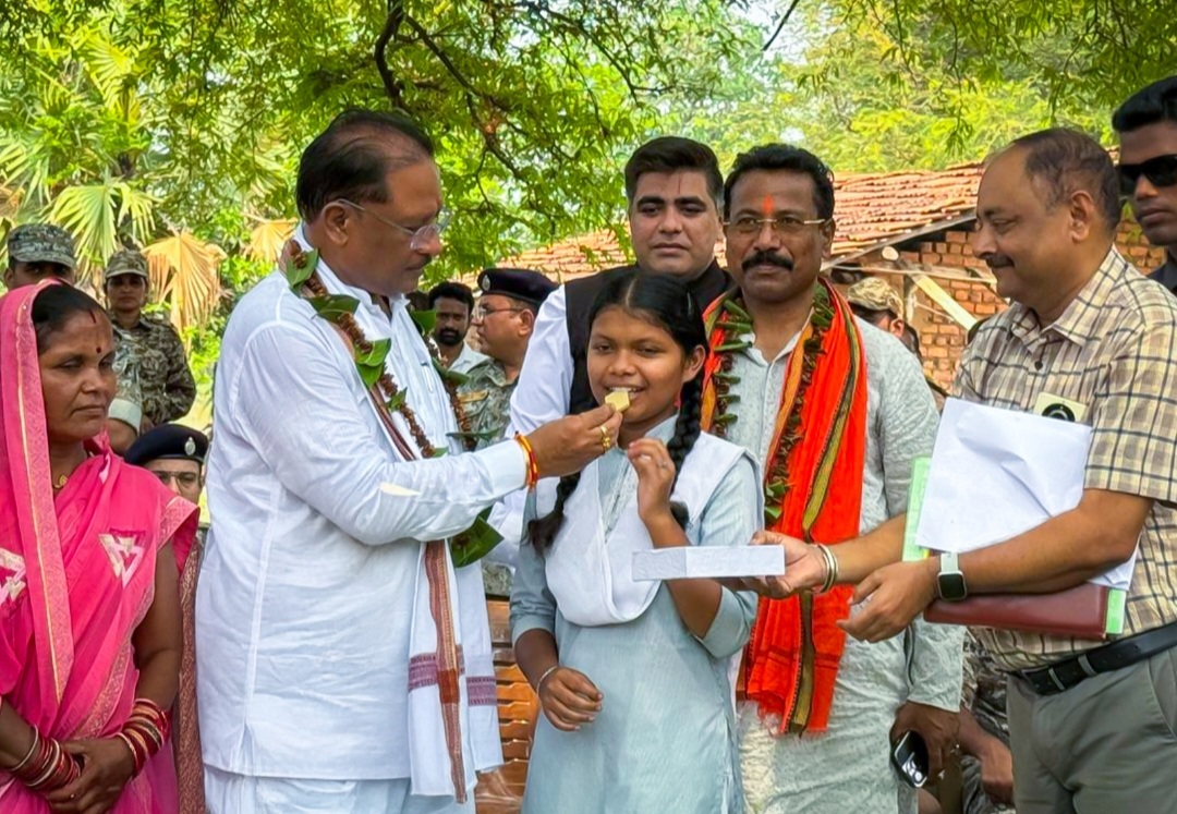 सीएम साय  पहुचे दंतेवाड़ा जिले के ग्राम मुलेर, 10वीं बोर्ड परीक्षा में 9वां स्थान प्राप्त छात्रा रमशिला  को खिलाई मिठाई, कहा…