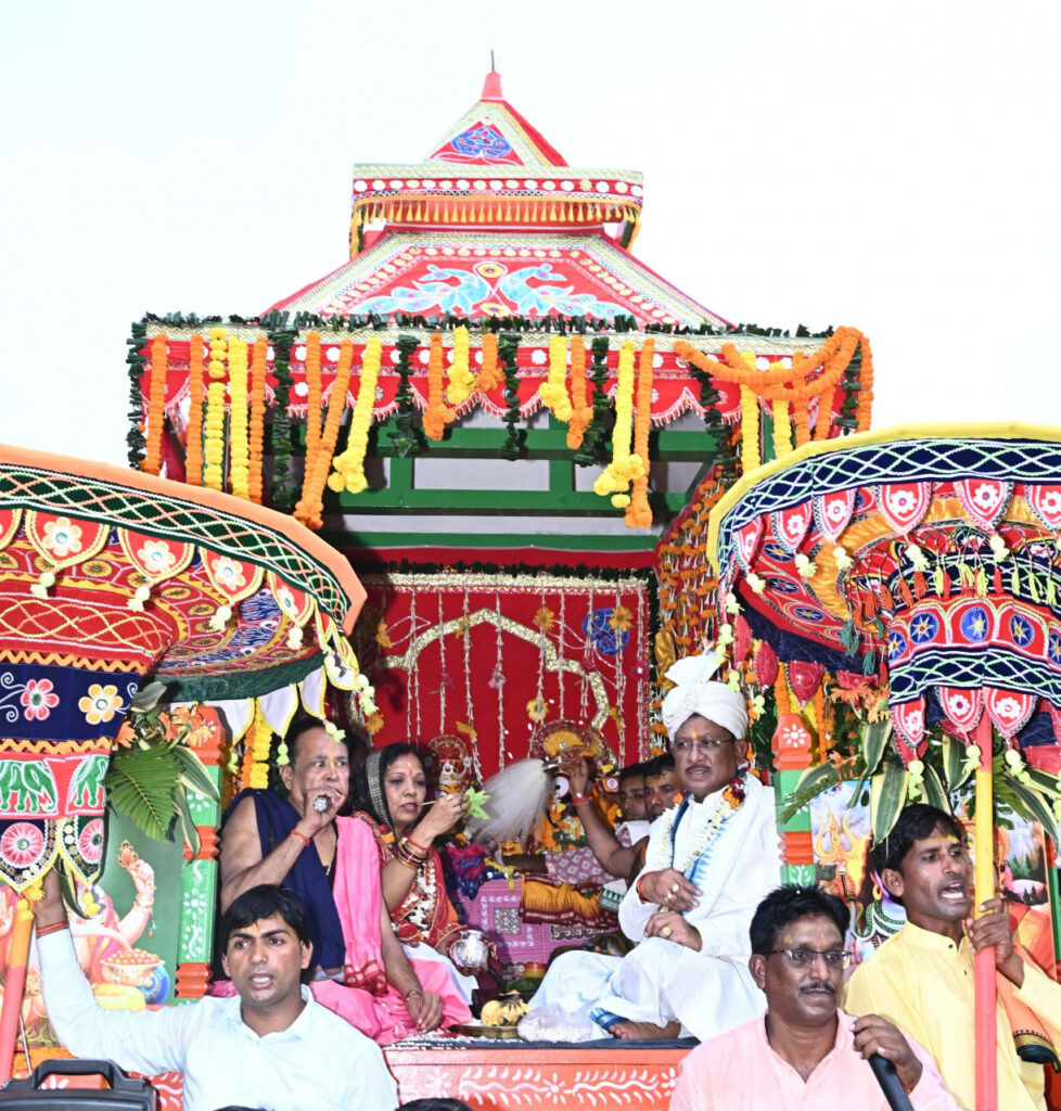 परंपरागत श्रद्धा-भक्ति और उल्लास के वातावरण में निकाली गई भव्य रथयात्रा