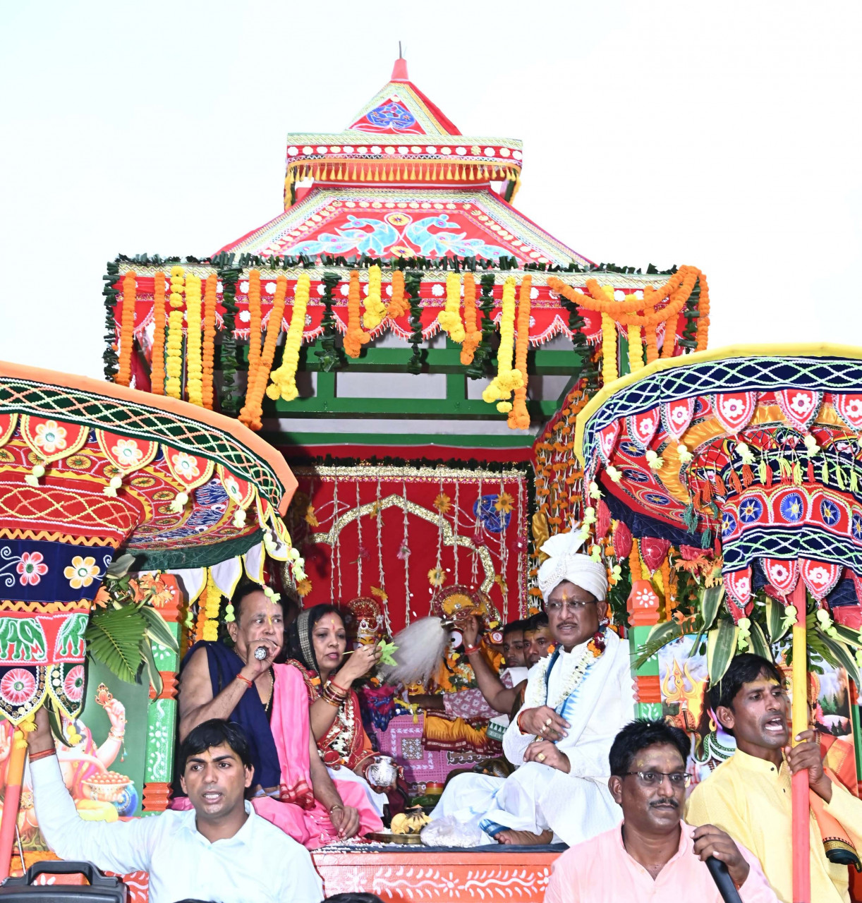 परंपरागत श्रद्धा-भक्ति और उल्लास के वातावरण में निकाली गई भव्य रथयात्रा