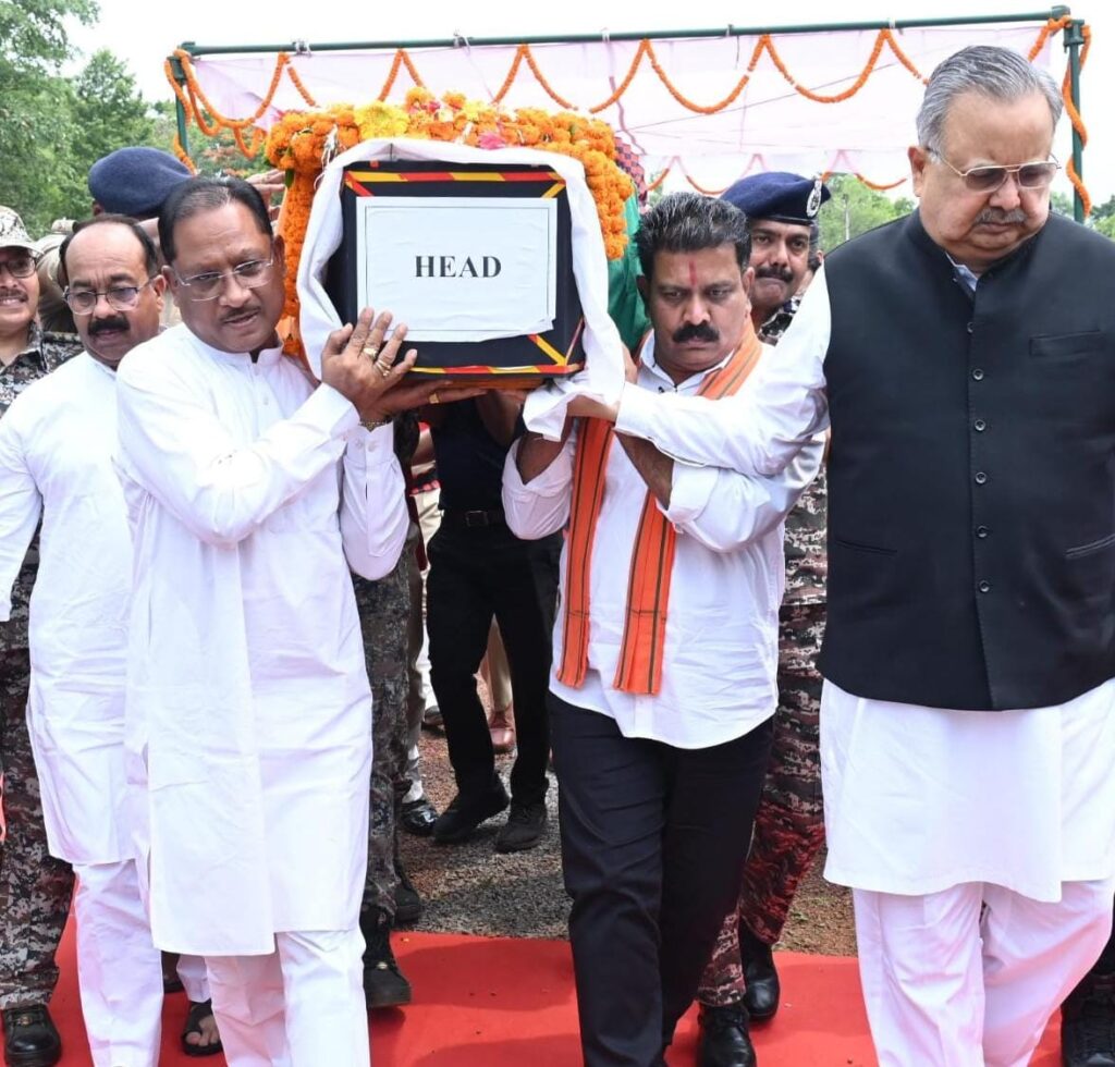 मुख्यमंत्री ने शहीद एएसपी आकाश राव गिरपुंजे के पार्थिव शरीर को कंधा देकर दी अंतिम विदाई