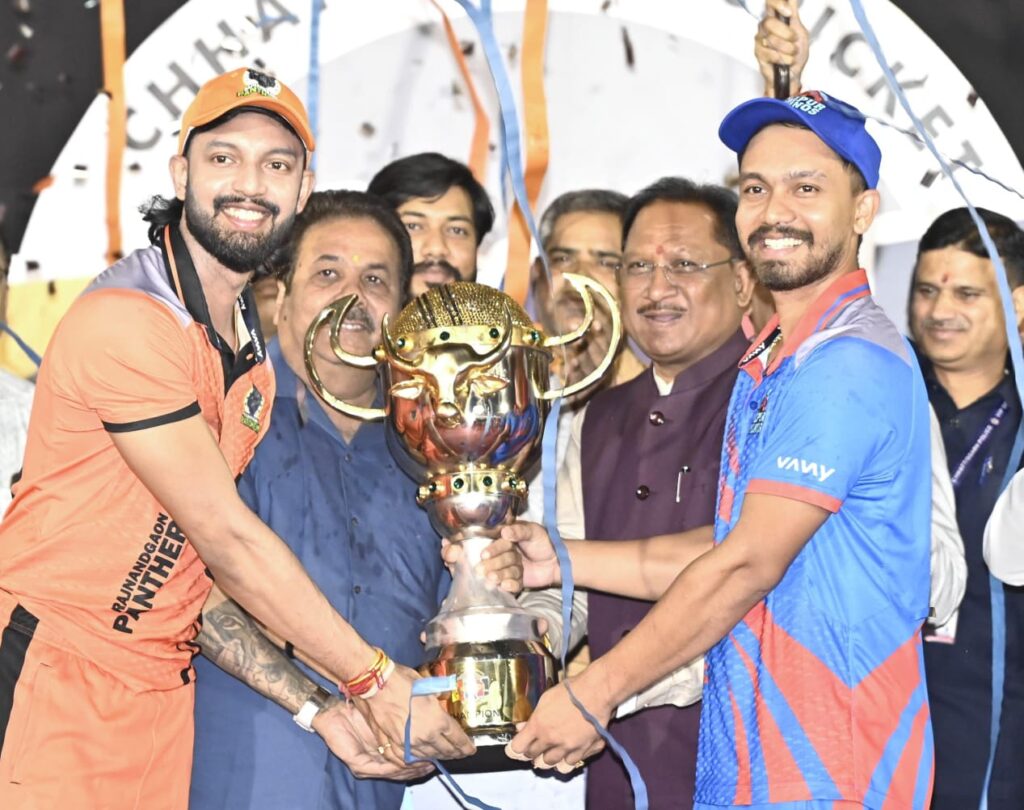 सीसीपीएल के फाइनल में रायपुर राइनोस और राजनांदगांव पैंथर्स टीम संयुक्त विजेता घोषित, सीमा साय ने सौंपा विनर्स कप