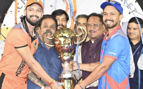 सीसीपीएल के फाइनल में रायपुर राइनोस और राजनांदगांव पैंथर्स टीम संयुक्त विजेता घोषित, सीमा साय ने सौंपा विनर्स कप