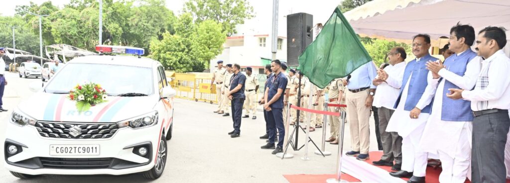 सुरक्षित सड़कों की दिशा में बड़ी पहल: सीएम साय ने 48 उड़नदस्ता वाहनों को दी हरी झंडी