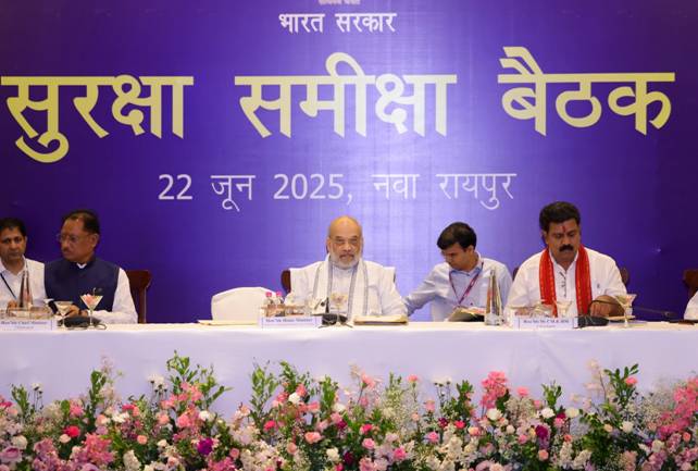 अमित शाह ने रायपुर में सात राज्यों के अधिकारियों के साथ की बैठक, कहा- नक्सलवाद का अंत तय