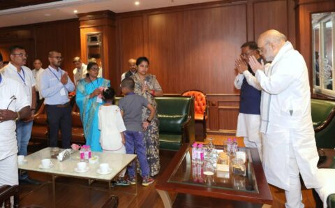 “शहीद को श्रद्धांजलि: अमित शाह ने शहीद आकाश राव गिरिपुंजे के परिजनों से की मुलाकात, बलिदान को बताया अमूल्य”