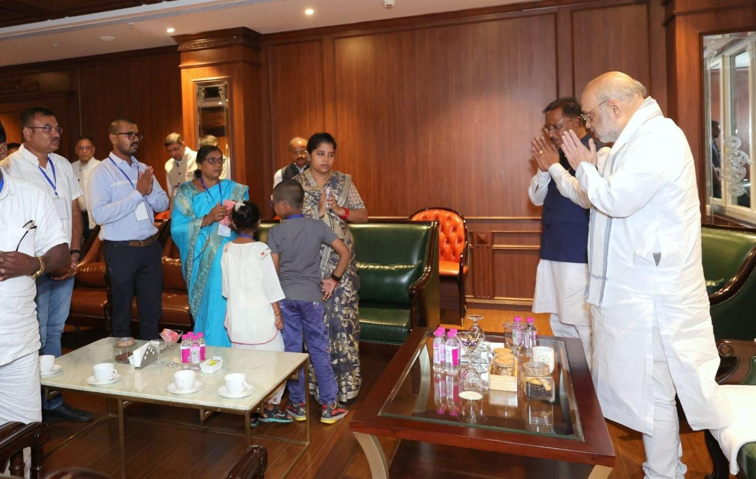 “शहीद को श्रद्धांजलि: अमित शाह ने शहीद आकाश राव गिरिपुंजे के परिजनों से की मुलाकात, बलिदान को बताया अमूल्य”