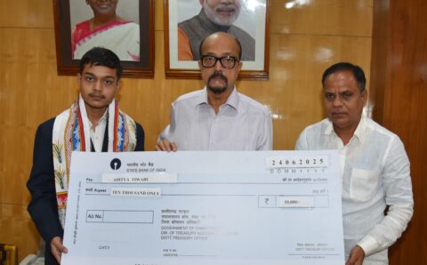 राज्यपाल रमेन डेका ने मेधावी छात्र आदित्य तिवारी को किया सम्मानित