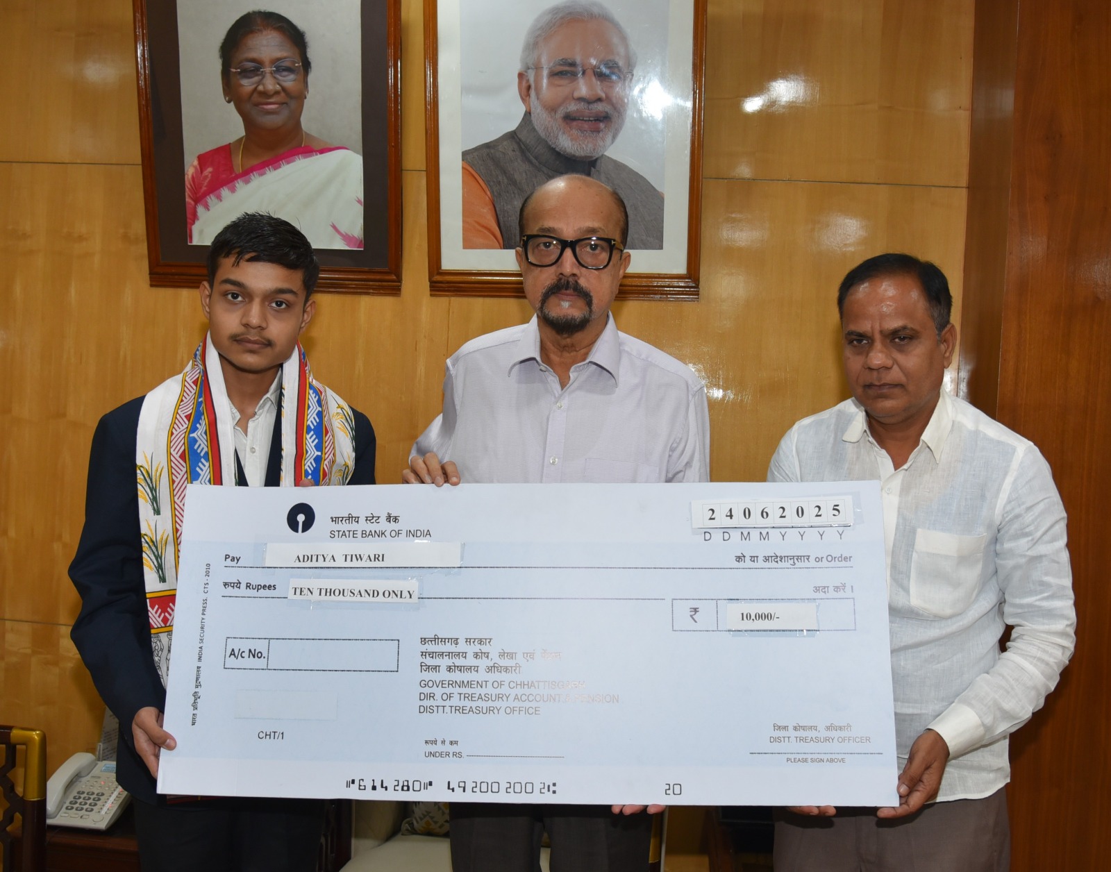 राज्यपाल रमेन डेका ने मेधावी छात्र आदित्य तिवारी को किया सम्मानित