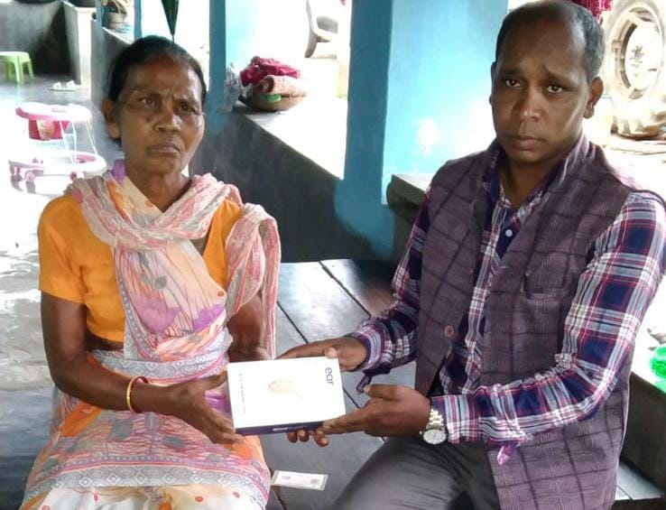 श्रवण दोष पीड़ित बुंदा लकड़ा को मिला श्रवण यंत्र, नई जिंदगी की शुरुआत से भावुक हुईं लाभार्थी