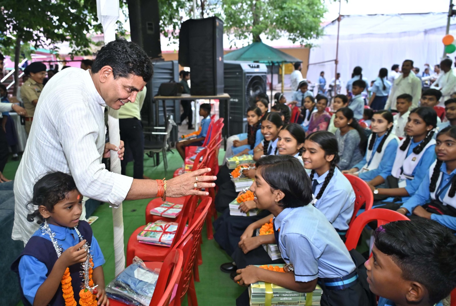 एक विचार आपका जीवन बदल सकता है: राजस्व मंत्री टंकराम वर्मा ने शाला प्रवेशोत्सव में बच्चों का बढ़ाया उत्साह